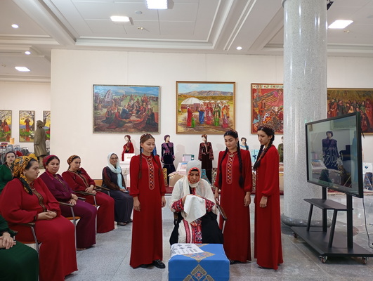 Eýranly hünärmenleriň el işleri  we dizaýnerçilik boýunça  ussatlyk sapaklary