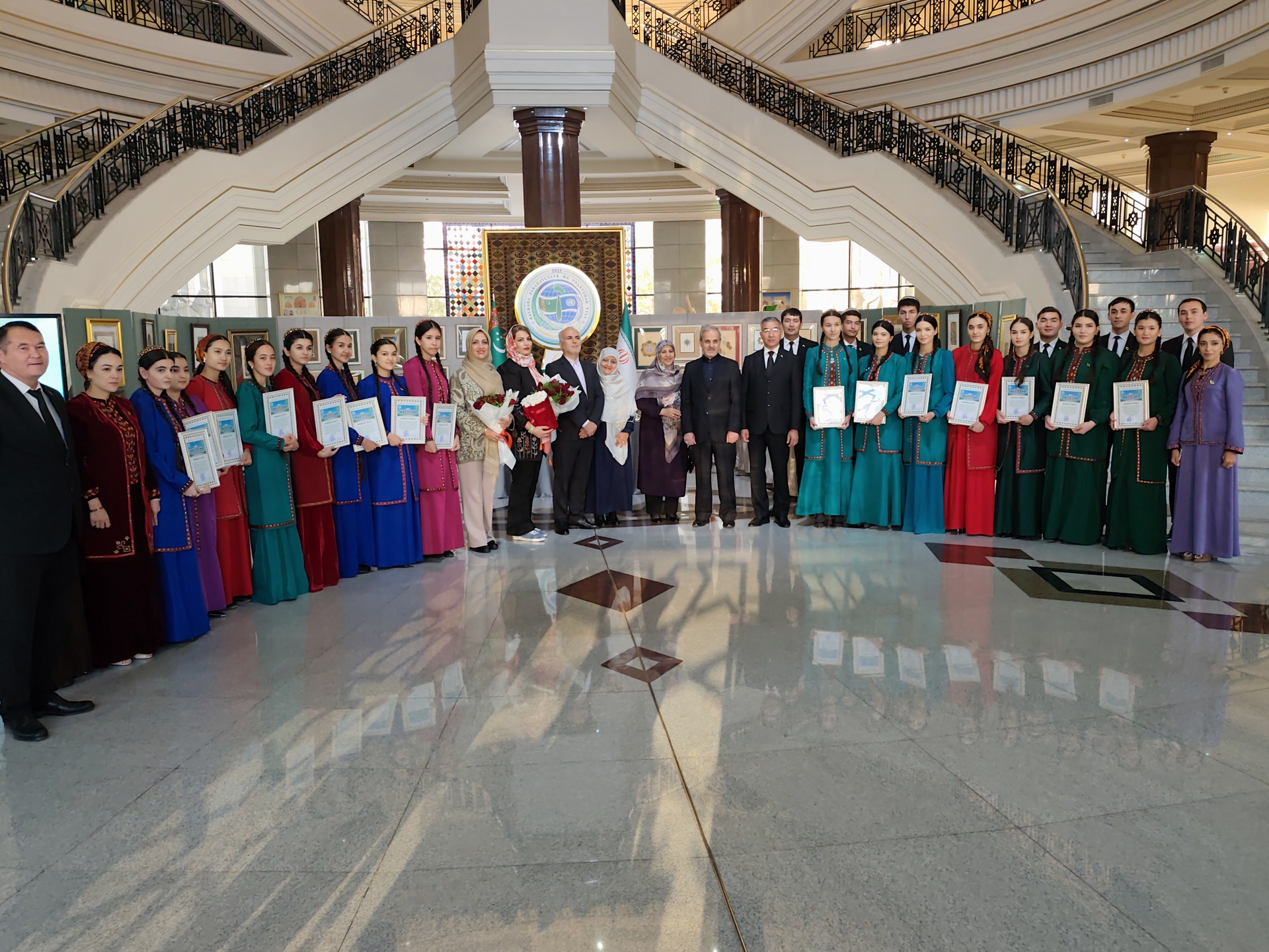 Eýranly mugallymlaryň gatnaşmagynda miniatýura we altyn çaýyp bezemek sungaty boýunça ussatlyk sapaklarynyň ýapylyş çäresi