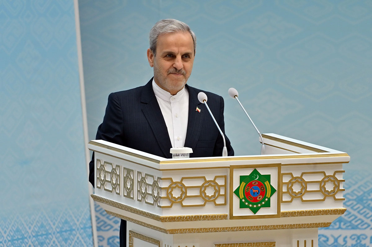 Türkmenistandaky diplomatik  wekilhanalarynyň ýolbaşçylaryna sylag gowşurylyş dabarasy