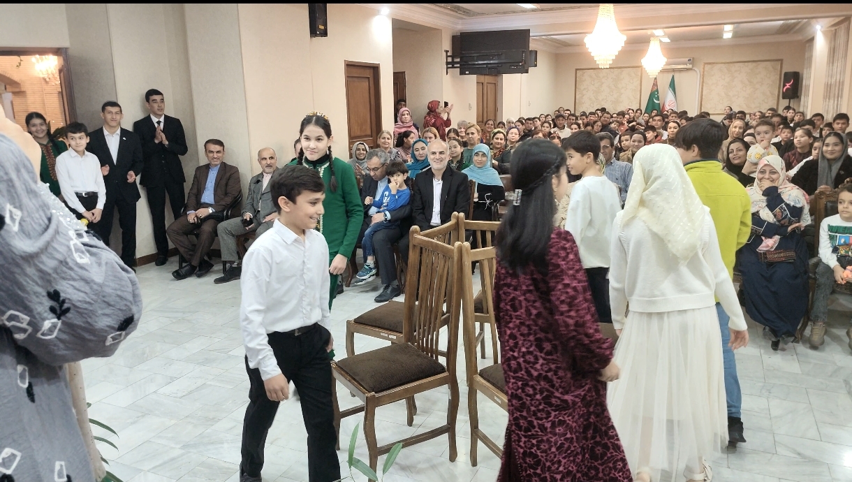 Eýranyň Aşgabatdaky Medeniýet merkezinde Magraj gijesi mynasybetli dabaraly çäre geçirildi