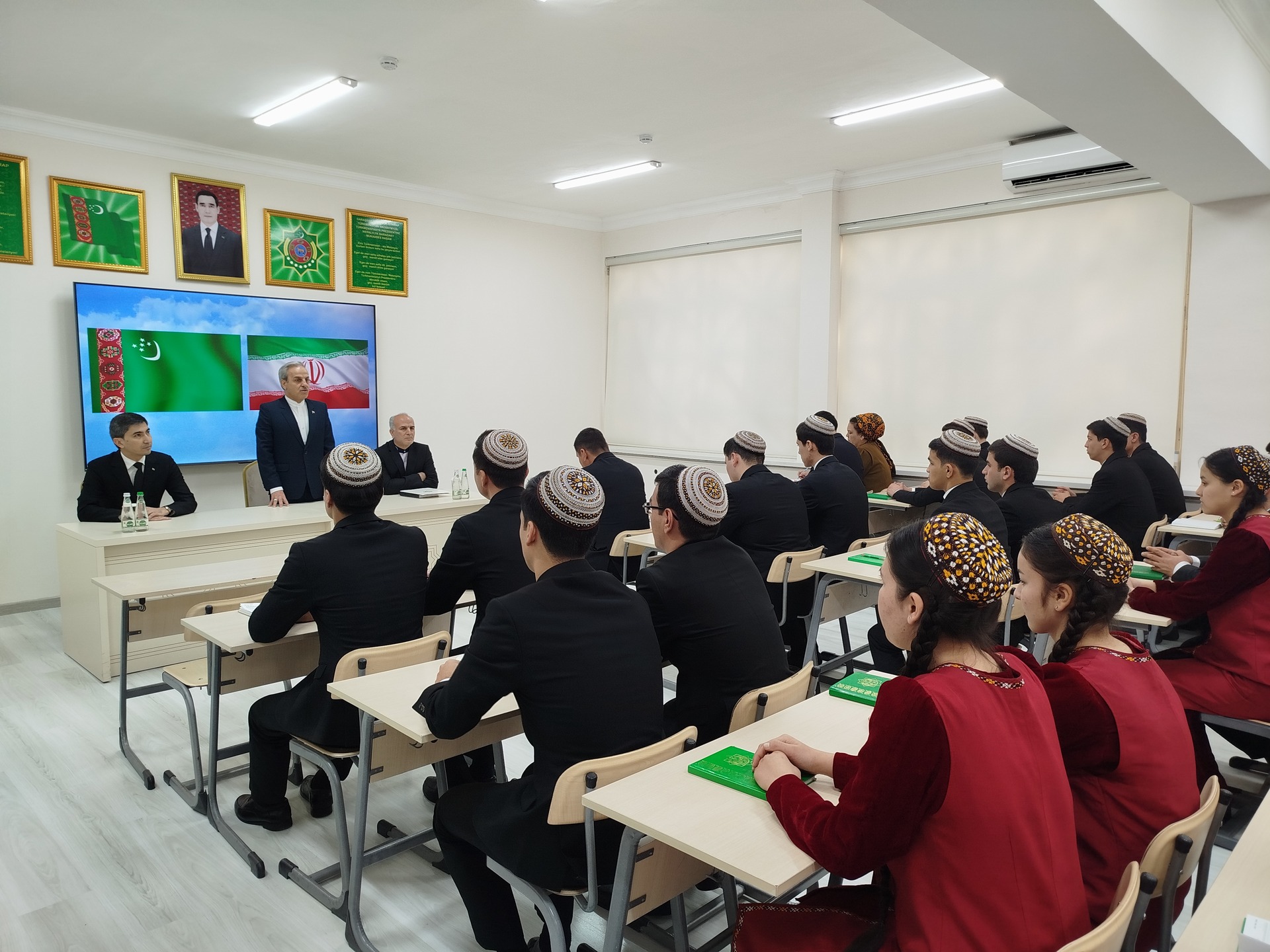 Döwletmämmet Azady adyndaky Türkmen milli dünýä dilleri institutynyň rektory Maksat Çaryýew bilen duşuşyk geçirildi